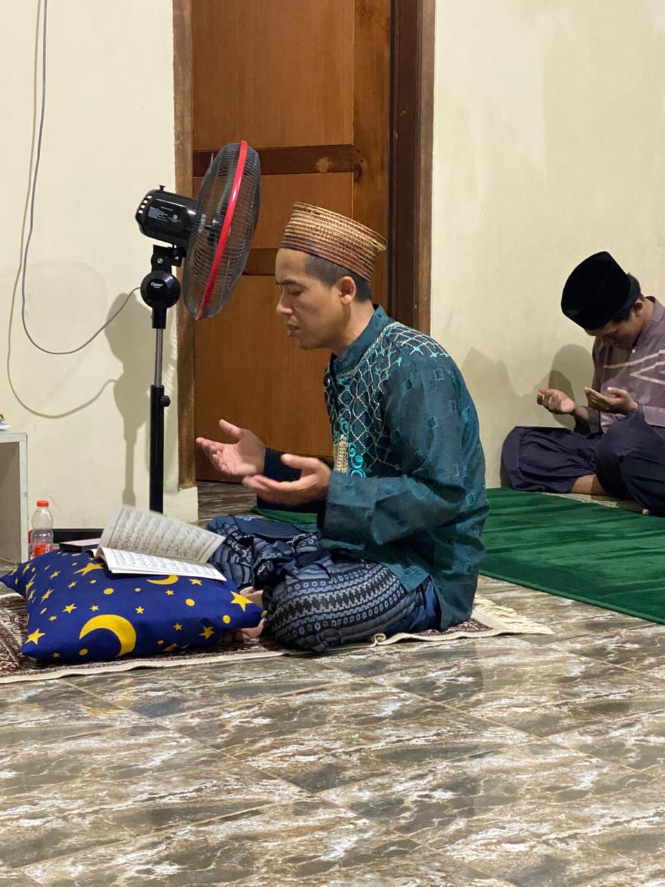 Interior masjid yang tenang dengan pencahayaan lembut